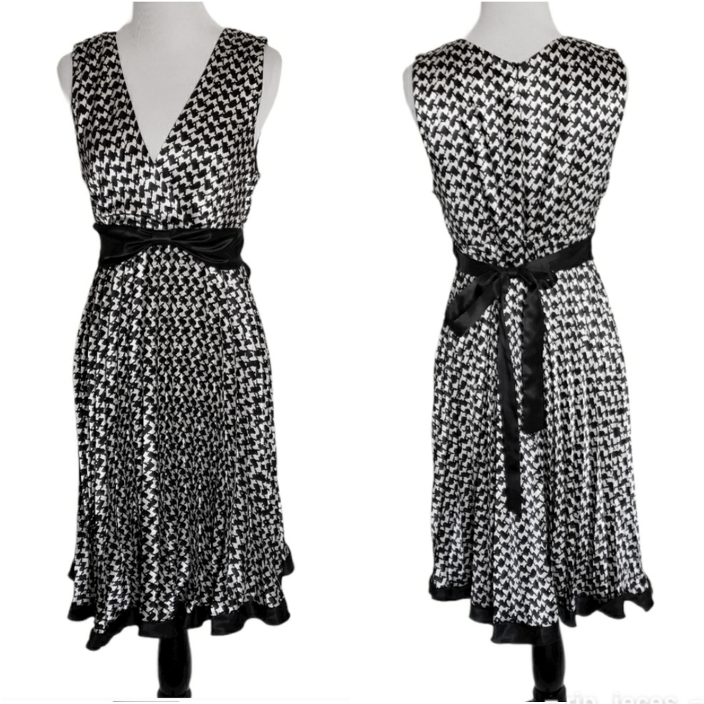 Silky Checkered Dress With Lots Of Gathering To Make A Pleated Skirt (10)